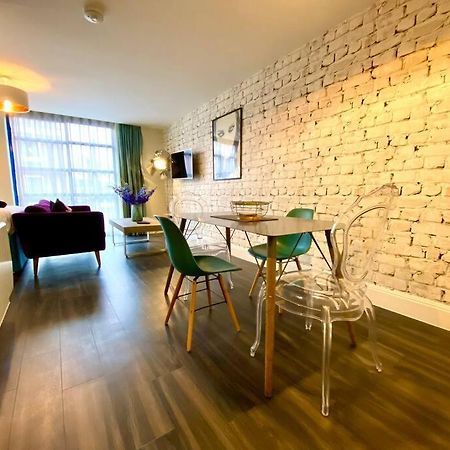 Stunning Apartment Suite - Free Parking & Wifi! Пул Экстерьер фото