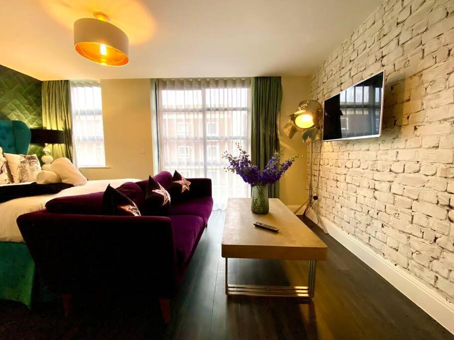 Stunning Apartment Suite - Free Parking & Wifi! Пул Экстерьер фото