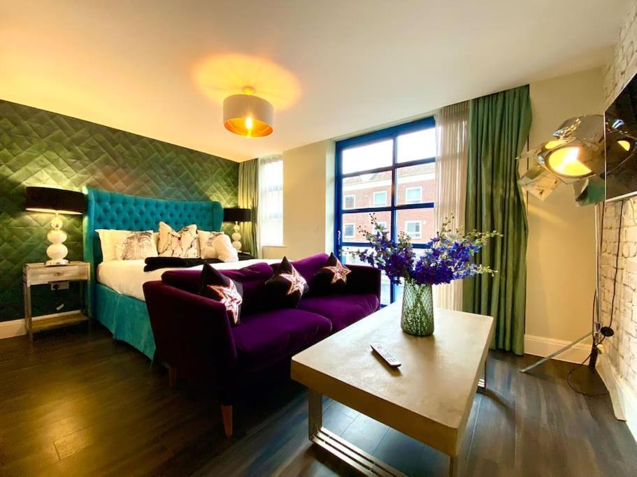 Stunning Apartment Suite - Free Parking & Wifi! Пул Экстерьер фото