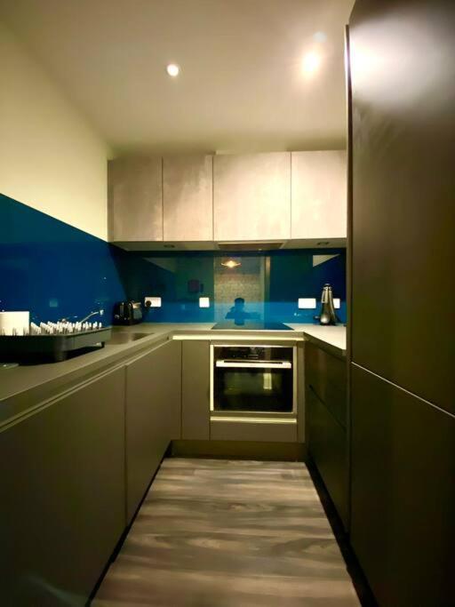Stunning Apartment Suite - Free Parking & Wifi! Пул Экстерьер фото