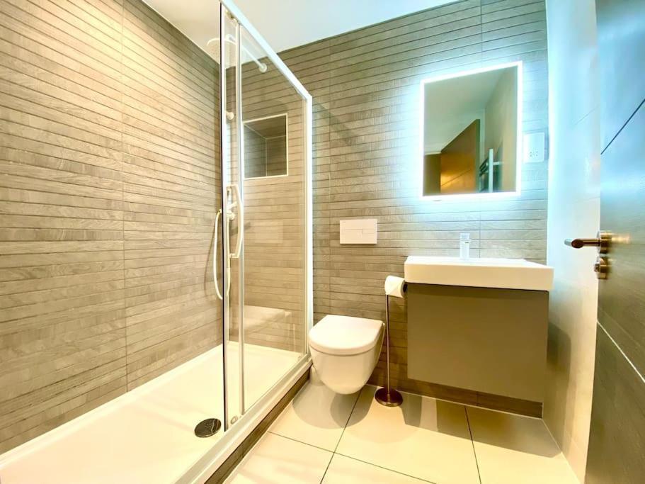 Stunning Apartment Suite - Free Parking & Wifi! Пул Экстерьер фото