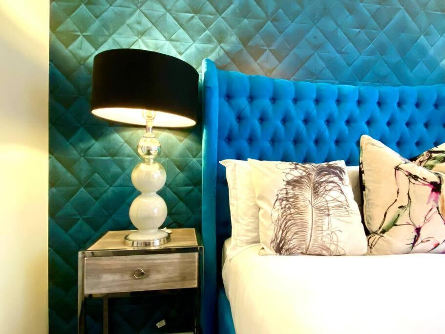 Stunning Apartment Suite - Free Parking & Wifi! Пул Экстерьер фото