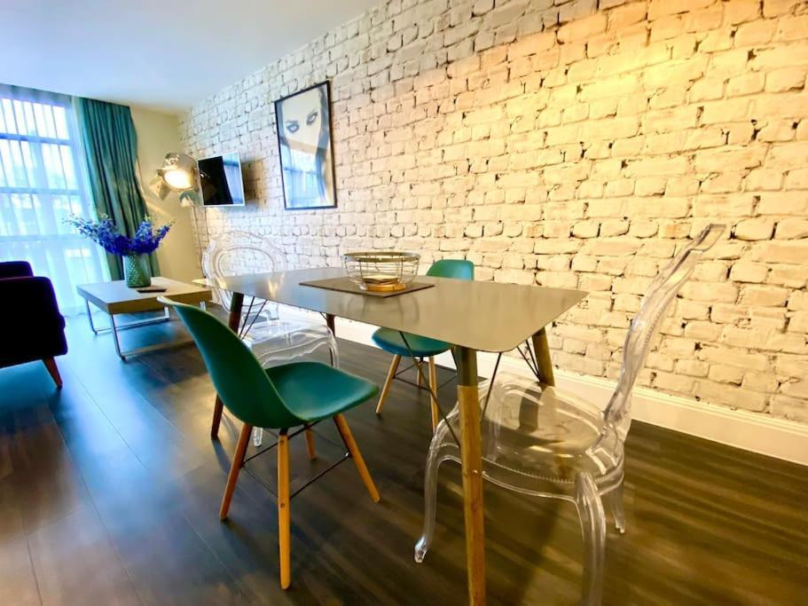 Stunning Apartment Suite - Free Parking & Wifi! Пул Экстерьер фото